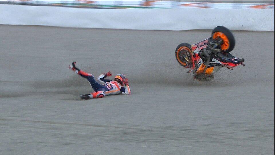 Bei diesem Abflug verletzte sich Marquez erneut an der Schulter, Foto: Screenshot/MotoGP