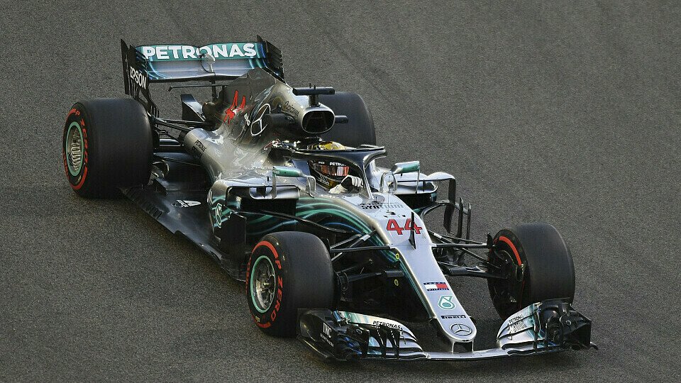 Lewis Hamilton ließ sich auch im letzten Qualifying der Formel 1 in diesem Jahr nicht die Show stehlen, Foto: Sutton