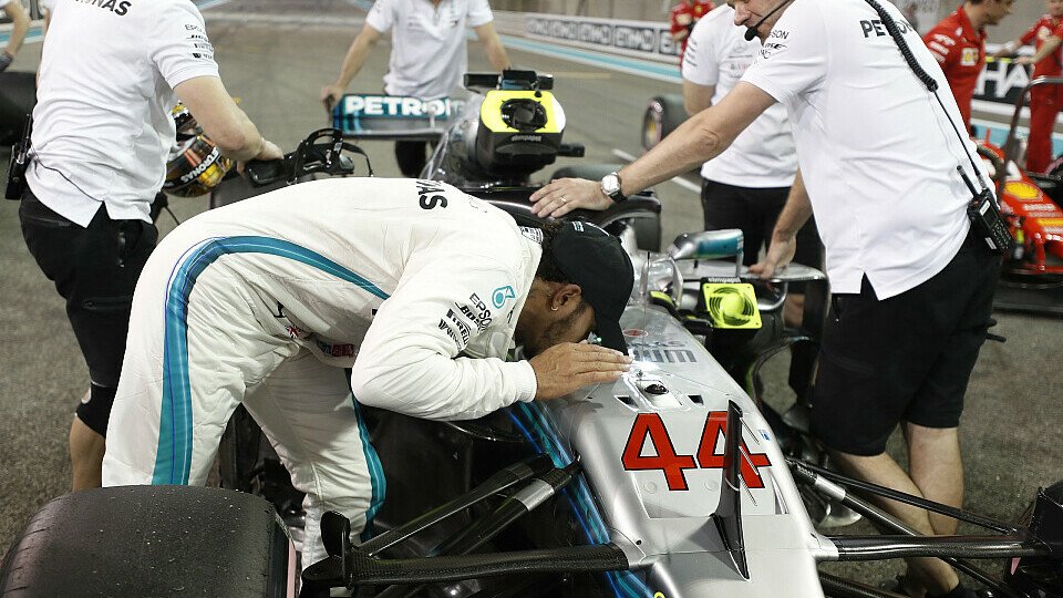 Lewis Hamilton in love: Eine Einheit mit seinem 2018er Silberpfeil, Foto: Sutton