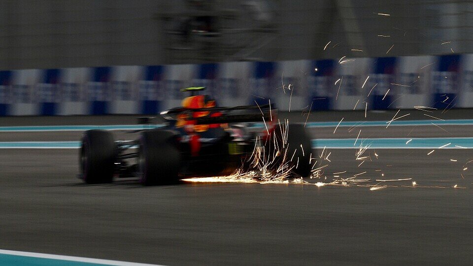 Max Verstappen hatte beim Qualifying in Abu Dhabi mit seinem Red Bull alle Hände voll zu tun, Foto: Sutton