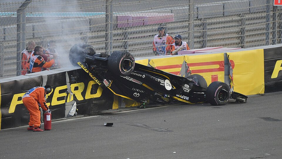 Nico Hülkenbergs Formel-1-Saison endete nach einem doppelten Überschlag in Abu Dhabis Tecpro-Barriere, Foto: Sutton
