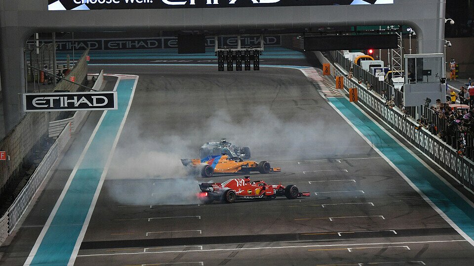 Die Formel-1-Piloten verheizen ihre Reifen nach dem Finale in Abu Dhabi traditionell mit Donuts, Foto: Sutton