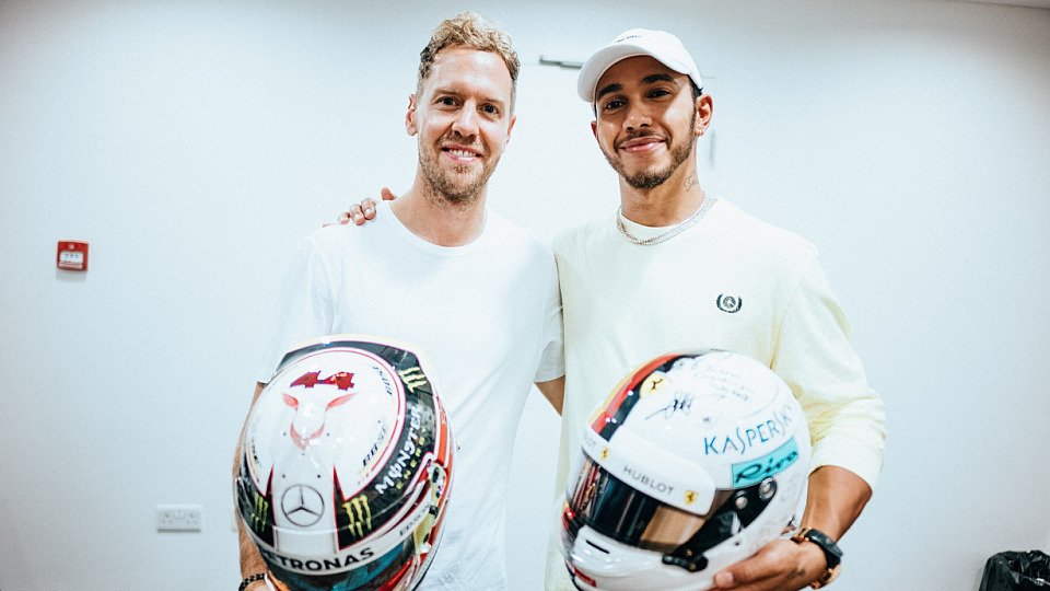 Sebastian Vettel und Lewis Hamilton zollten sich nach einer harten Saison per Helmtausch Respekt, Foto: Mercedes/Twitter