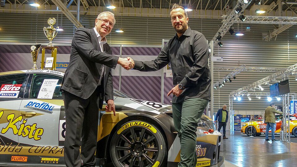 Dietmar Busch, VLN-Geschäftsführer mit Alexander Kühn, Produktmanager Dunlop EMEA, Foto: Dunlop