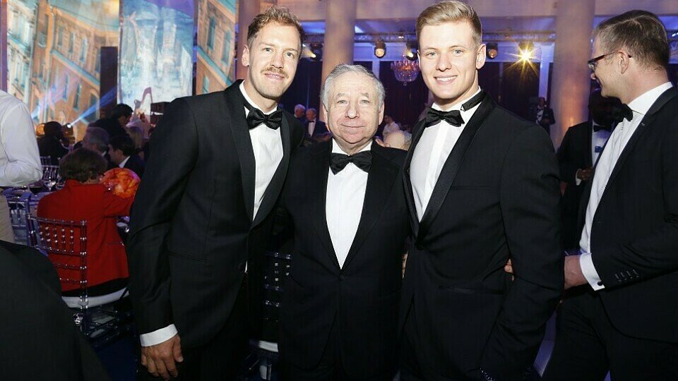 Mick Schumacher während der FIA-Gala mit Sebastian Vettel und FIA-Chef Jean Todt, Foto: FIA