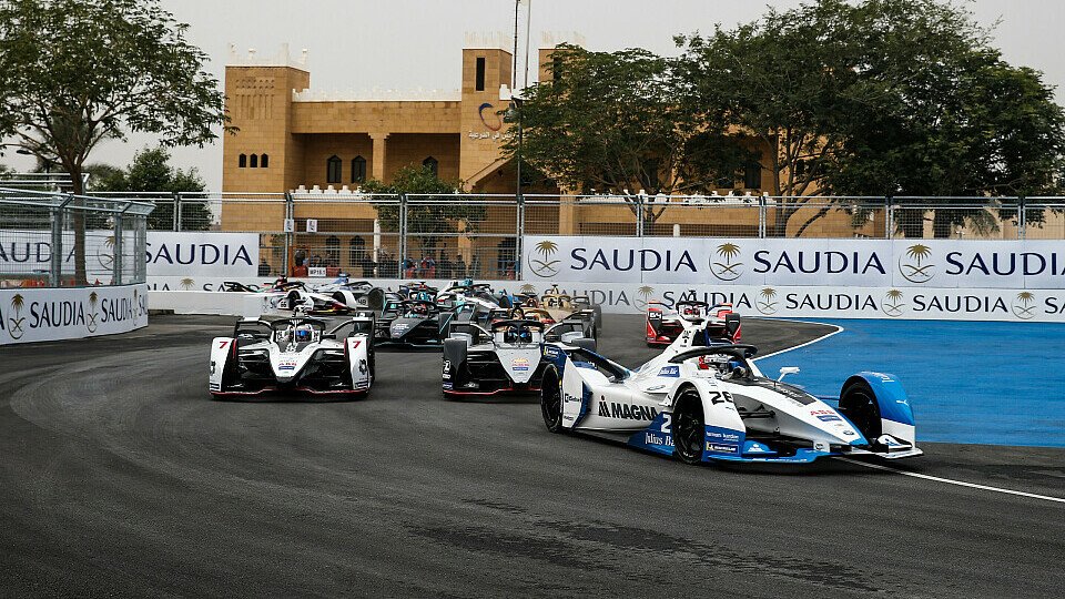 BMW gelingt beim Werksdebüt in der Formel E der Sieg beim Auftakt in Riad, Foto: LAT Images