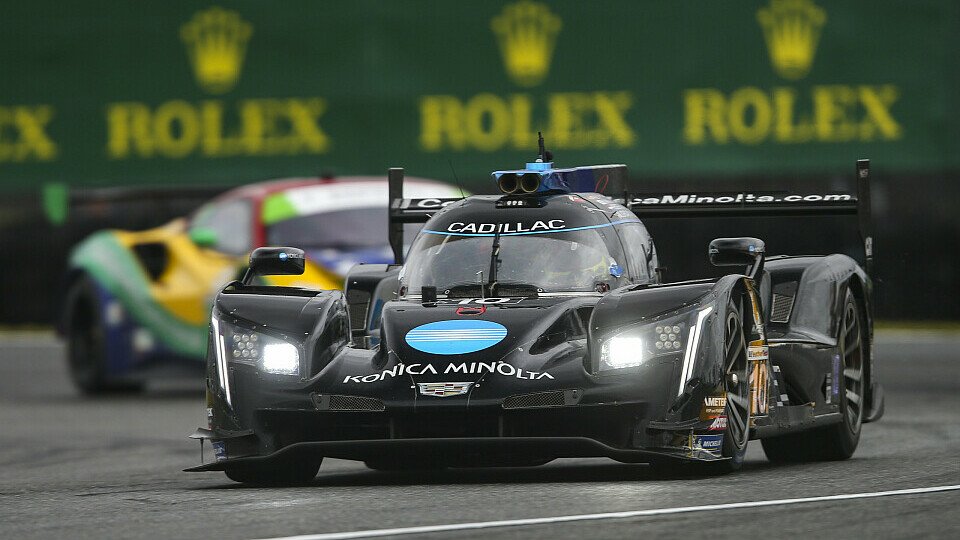 Fernando Alonso erobert mit dem Konica Minola Cadillac die Führung in Daytona, Foto: LAT Images