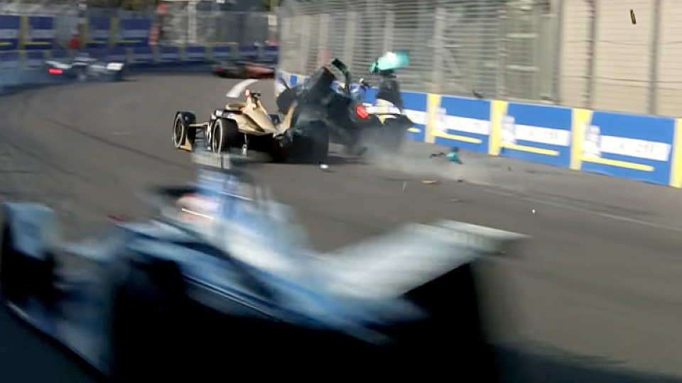 Hier hebt Nelson Piquet über den Techeetah von Jean-Eric Vergne ab, Foto: Screenshot/Formel E