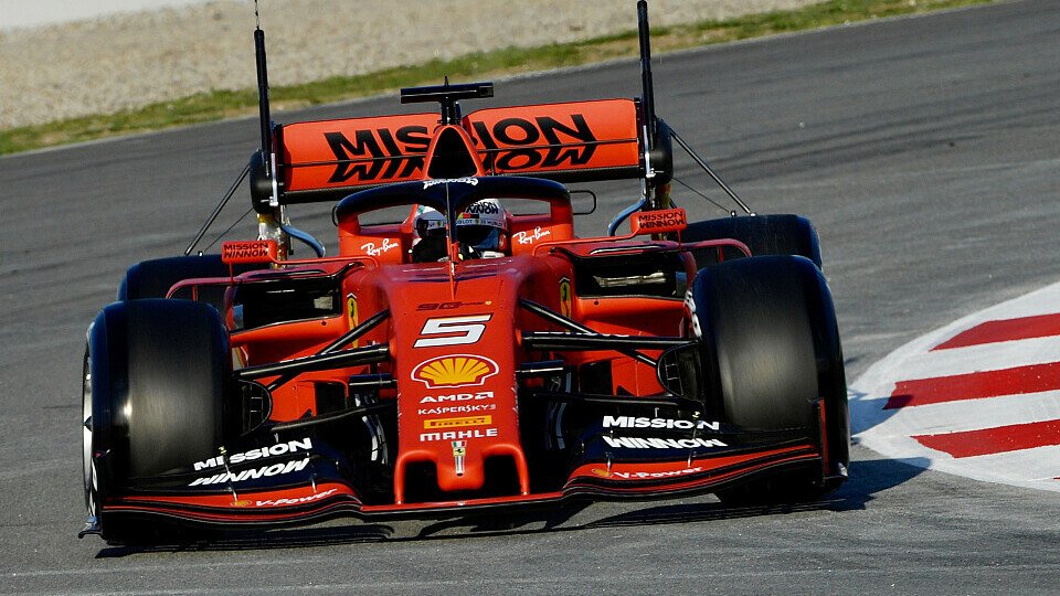 Sebastian Vettel ist kein Fan der neuen Frontflügel, Foto: LAT Images