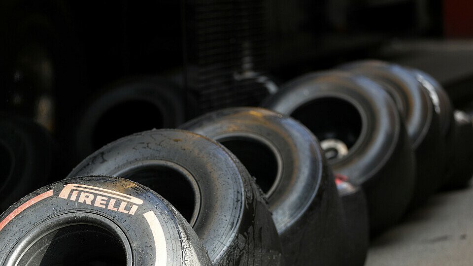 Reifenstapel gibt es bei den Tests der Formel 1 nur wenig - die Anzahl ist stark limitiert, Foto: LAT Images