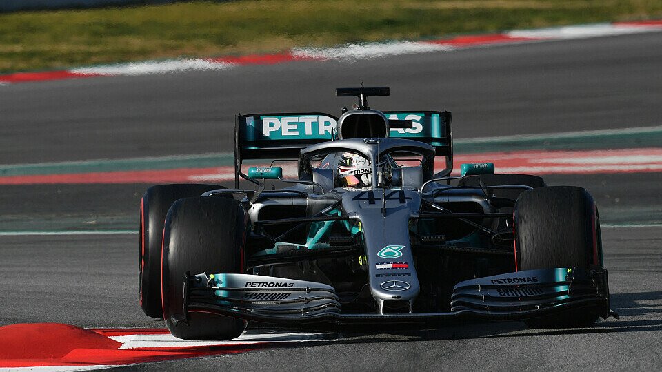 Formel-1-Weltmeister Lewis Hamilton sieht Mercedes vor dem Auftakt in Australien deutlich hinter Ferrari, Foto: LAT Images