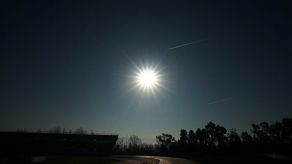 In Barcelona fuhr die Formel 1 schon bei den Testfahrten nur bei gutem Wetter, Foto: LAT Images