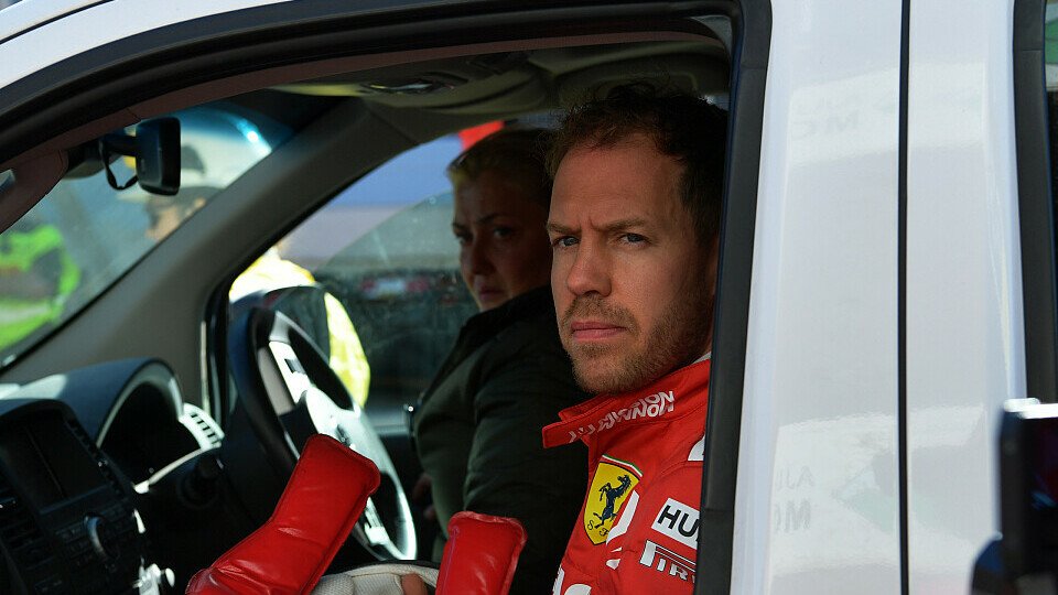 Sebastian Vettel nach seinem Unfall auf dem Weg ins Medical Center, Foto: LAT Images