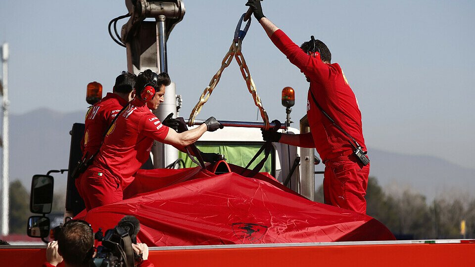 Sebastian Vettels kaputter Ferrari kehrt nach Crash zurück an die Box, Foto: LAT Images