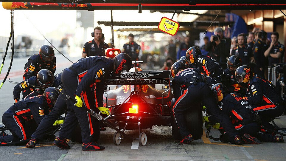 Red Bull musste sich nach einem Ausritt Max Verstappens das Getriebe genauer ansehen, Foto: LAT Images