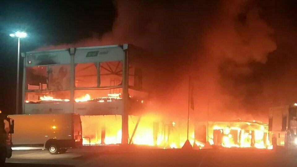 Das MotoE-Paddock in Jerez brannte nieder, Foto: Sky Sport Italia/Twitter