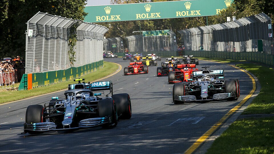 Die Formel 1 beim Start in den Australien-GP, Foto: LAT Images