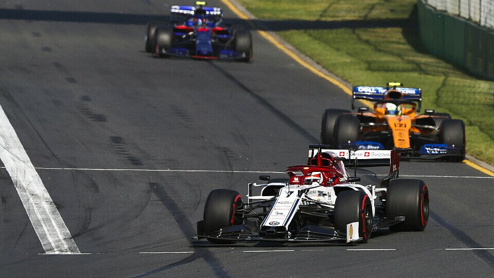 Das Mittelfeld? Will Kimi Räikkönen mit Alfa abschütteln, Foto: LAT Images