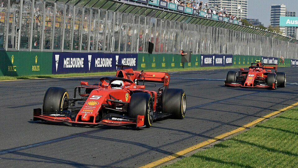 Sebastian Vettel und Charles Leclerc brachten die beiden Ferrari eine Minute hinter Rennsieger Bottas ins Ziel, Foto: Sutton