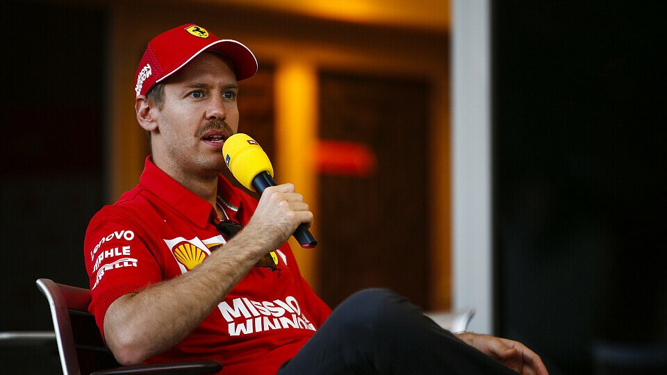 Sebastian Vettel in Rot mit gelbem RTL-Mikrofon wird es zukünftig nicht mehr geben, Foto: LAT Images