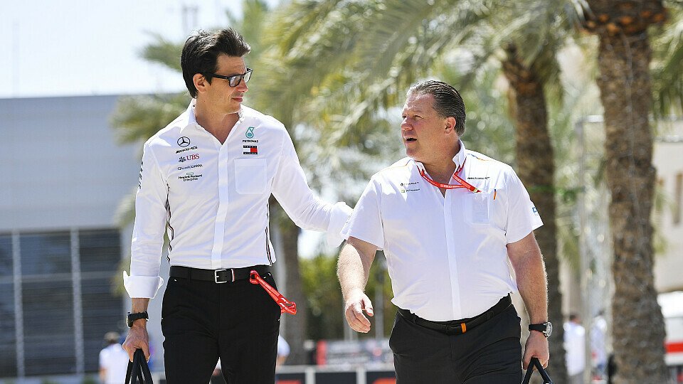 Mercedes-Chef Toto Wolff mit McLaren-CEO Zak Brown, Foto: LAT Images