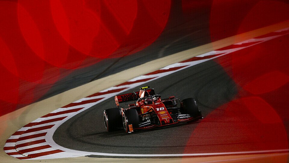Charles Leclerc sicherte sich im Qualifying der Formel 1 in Bahrain die erste Pole Position seiner Karriere, Foto: LAT Images