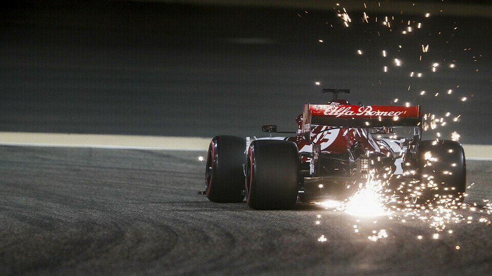 Selbst Routinier Räikkönen gibt das Rennen nach dem ausgefallenen FP2 in Bahrain ein großes Rätsel auf, Foto: LAT Images