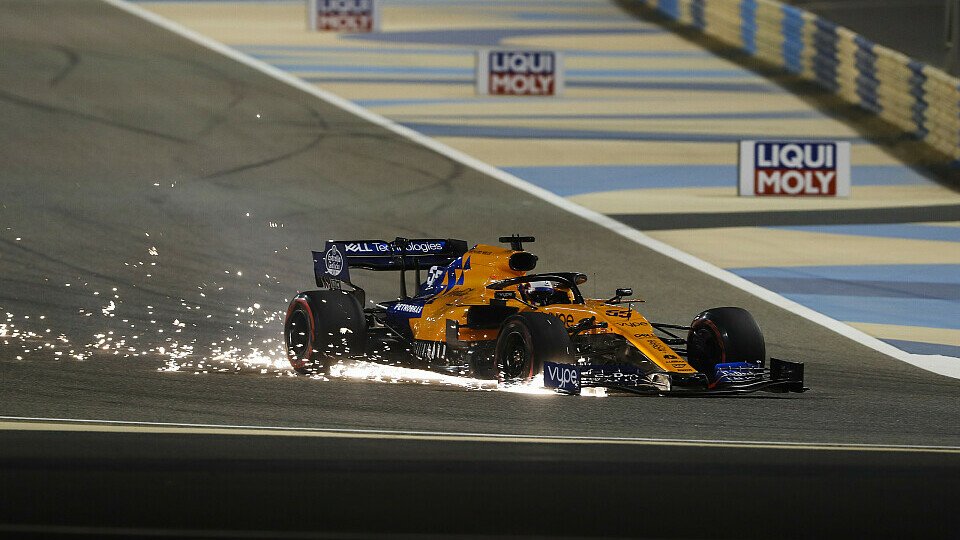 Carlos Sainz' McLaren war nach Verstappen-Kontakt beschädigt, Foto: LAT Images