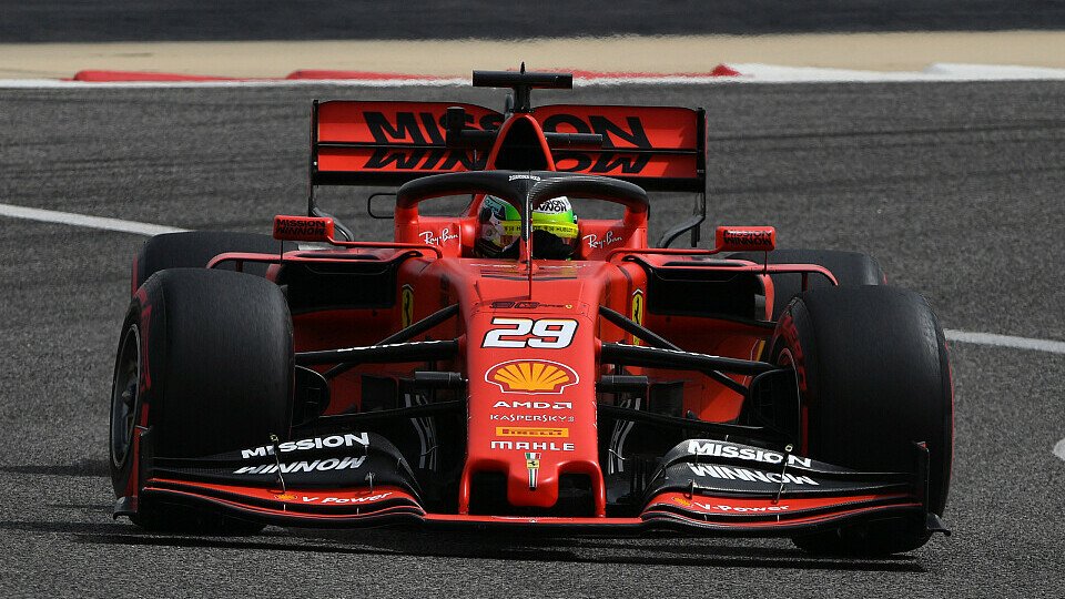 Mick Schumacher sitzt beim Young Driver Test der Formel 1 in Bahrain erstmals im Ferrari-Cockpit, Foto: LAT Images