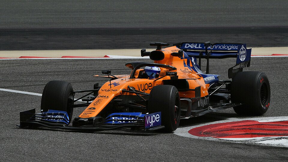 Fernando Alonso kletterte bei den Formel-1-Testfahrten in Bahrain erstmals in den 2019er McLaren, Foto: LAT Images
