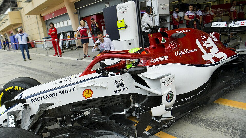 Mick Schumacher sitzt am zweiten Tag des Bahrain-Tests der Formel 1 im Alfa Romeo, Foto: LAT Images