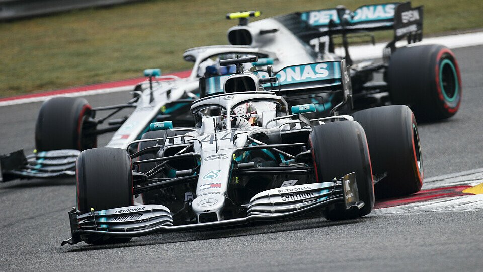 Lewis Hamilton war am Freitag in China der langsamere der beiden Mercedes-Teamkollegen, Foto: LAT Images