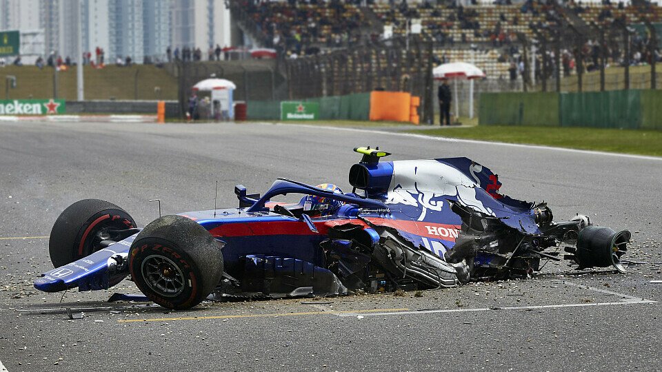 Alexander Albons Toro Rosso wurde beim Unfall im Formel-1-Training für den China GP 2019 vollständig zerstört, Foto: LAT Images