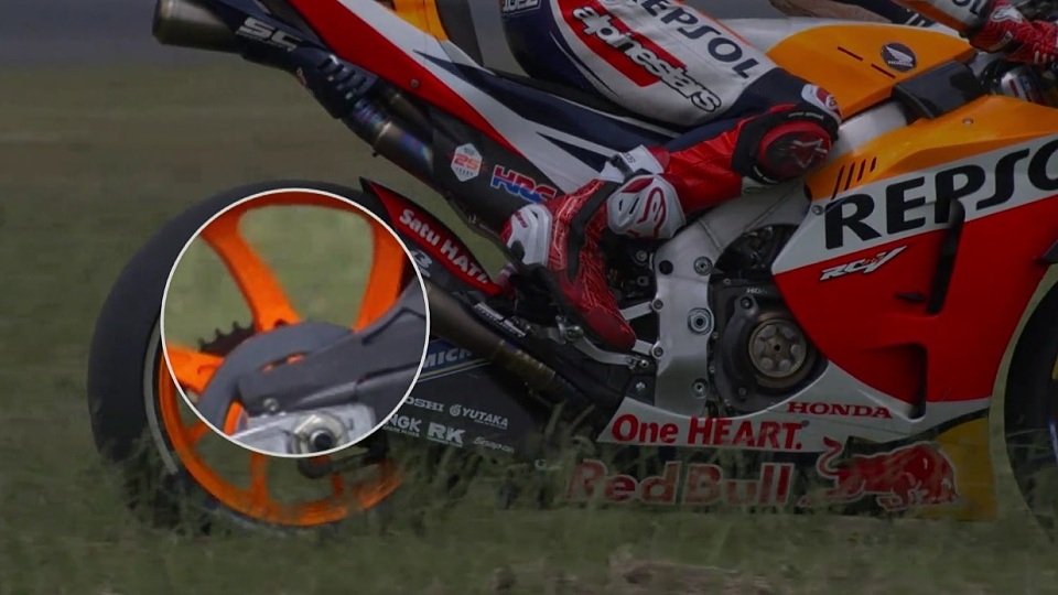 Gut zu sehen: Die fehlende Kette am Ritzel von Marquez' Honda, Foto: Screenshot/MotoGP