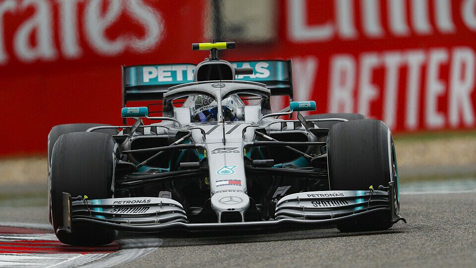 Valtteri Bottas fand nach dem verpatzten Start in China keinen Weg mehr vorbei an Lewis Hamilton, Foto: LAT Images