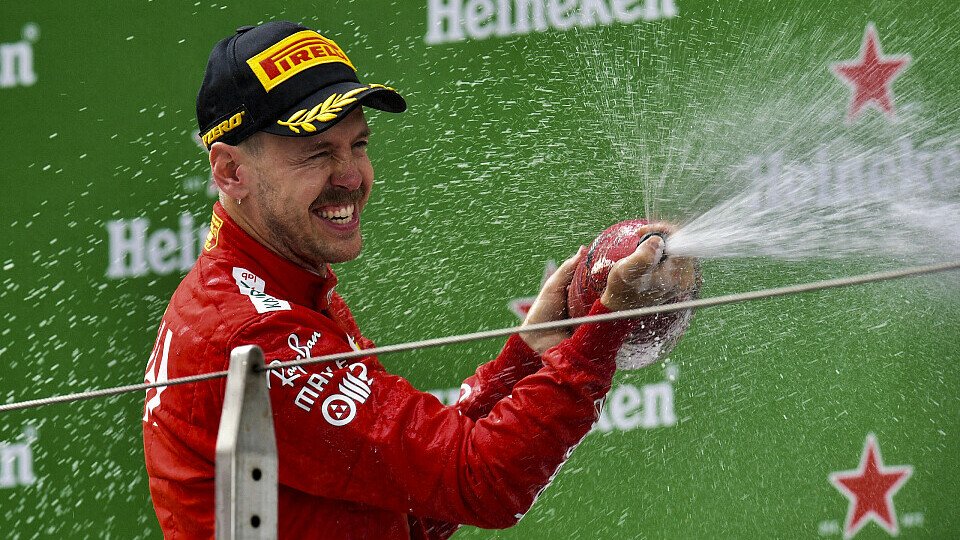 Sebastian Vettel dürften die Corona-Auflagen für die Siegerehrung wohl ziemlich egal sein, Foto: LAT Images