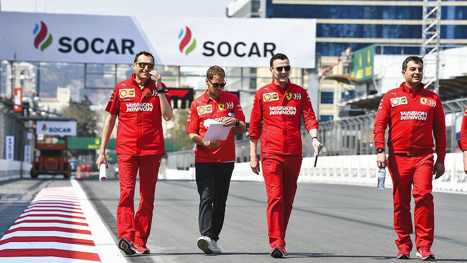 Für Sebastian Vettel stehen am Donnerstag nicht nur Medientermine an: Auch der Trackwalk ist bei ihm obligatorisch, Foto: LAT Images