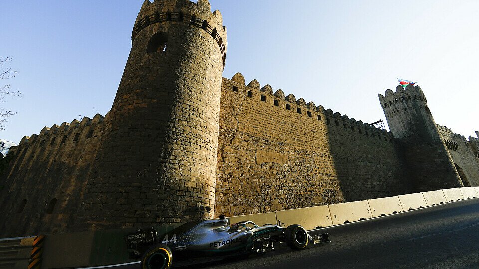 Im Schatten der Burg, die Mercedes Bowsers Festung nennt, ging es Freitag hoch her in Baku, Foto: Mercedes-Benz