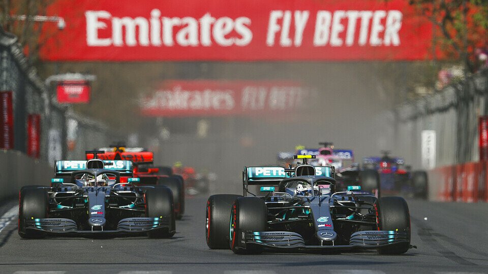 Valtteri Bottas feierte beim Formel-1-Rennen in Baku vor Mercedes-Teamkollege Lewis Hamilton seinen zweiten Saisonsieg, Foto: LAT Images