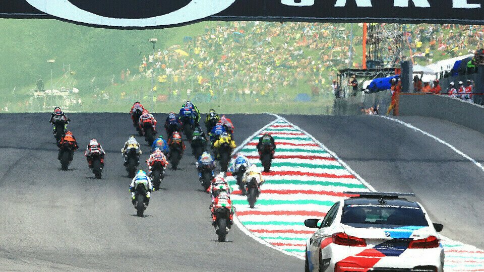 Die Regelhüter der MotoGP sehen beim Start genau hin, Foto: LAT Images