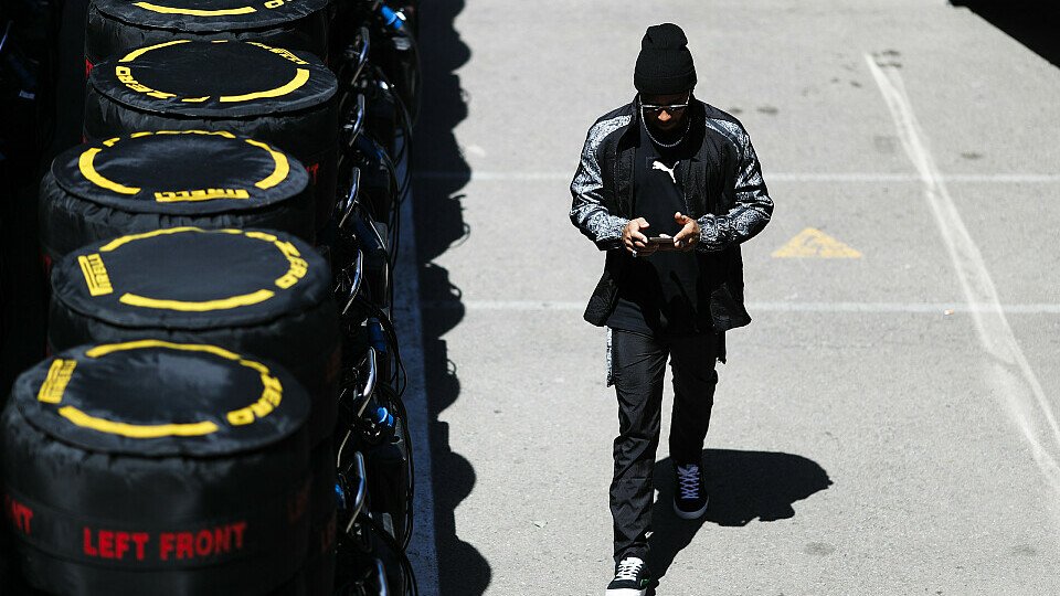 Lewis Hamilton passiert in Spanien Pirellis Medium-Reifen, Foto: LAT Images