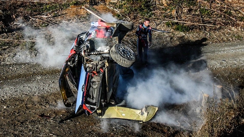 Thierry Neuvilles Hyundai war komplett zerstört, Foto: WRC