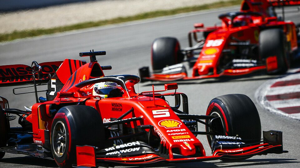 Sebastian Vettel und Charles Leclerc mussten in Barcelona gleich zweimal Positionen tauschen, Foto: LAT Images
