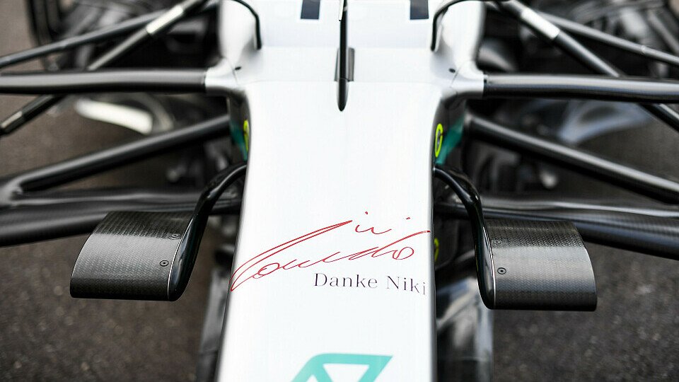 Mercedes fährt mit Niki-Lauda-Unterschrift und Dankesgruß auf der Nase, Foto: LAT Images