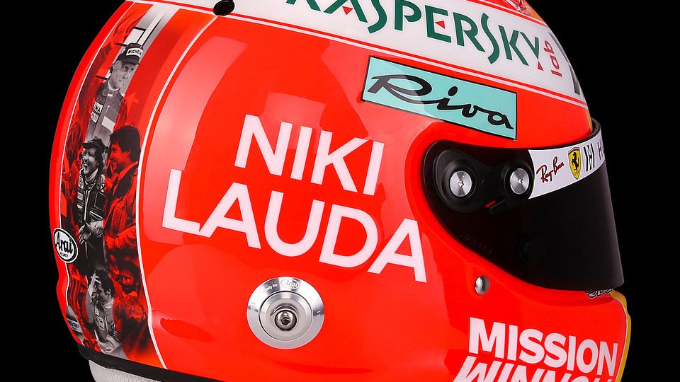 Sebastian Vettel fährt in Erinnerung an Niki Lauda mit dessen Helmdesign, Foto: Jens Munser Design JMD