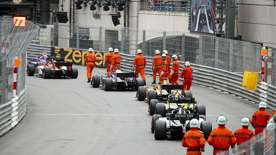Der Stau in Rascasse löste in der Formel 2 Chaos aus, Foto: LAT Images