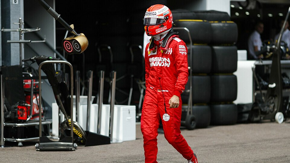 Sebastian Vettel musste nach seinem Crash im 3. Freien Training zum Monaco GP 2019 zu Fuß zurück an die Box gehen, Foto: LAT Images