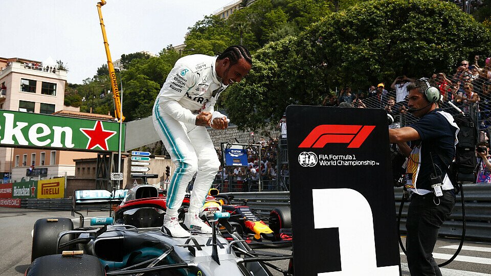Lewis Hamilton feierte in Monaco nach der Pole ausgelassen, Foto: LAT Images