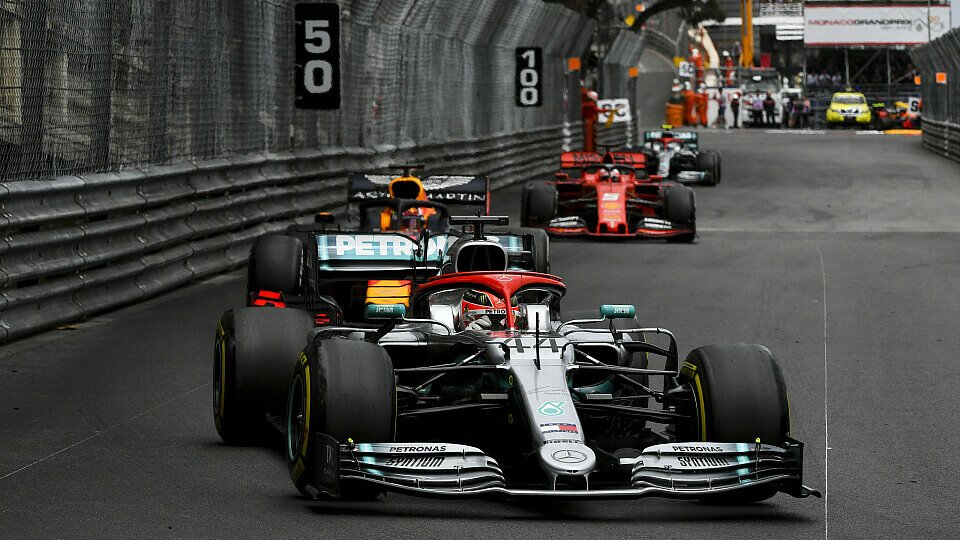Lewis Hamilton musste sich heftigen Drucks Verstappens erwehren, Foto: LAT Images
