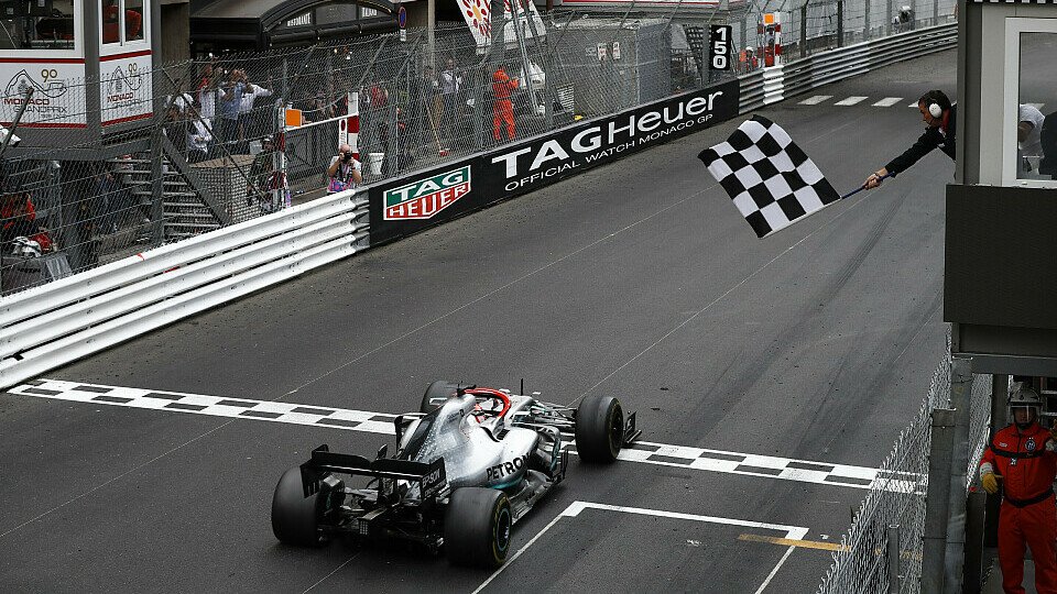 Ab 2020 gilt in der Formel 1 wieder die echte Zielflagge, Foto: LAT Images